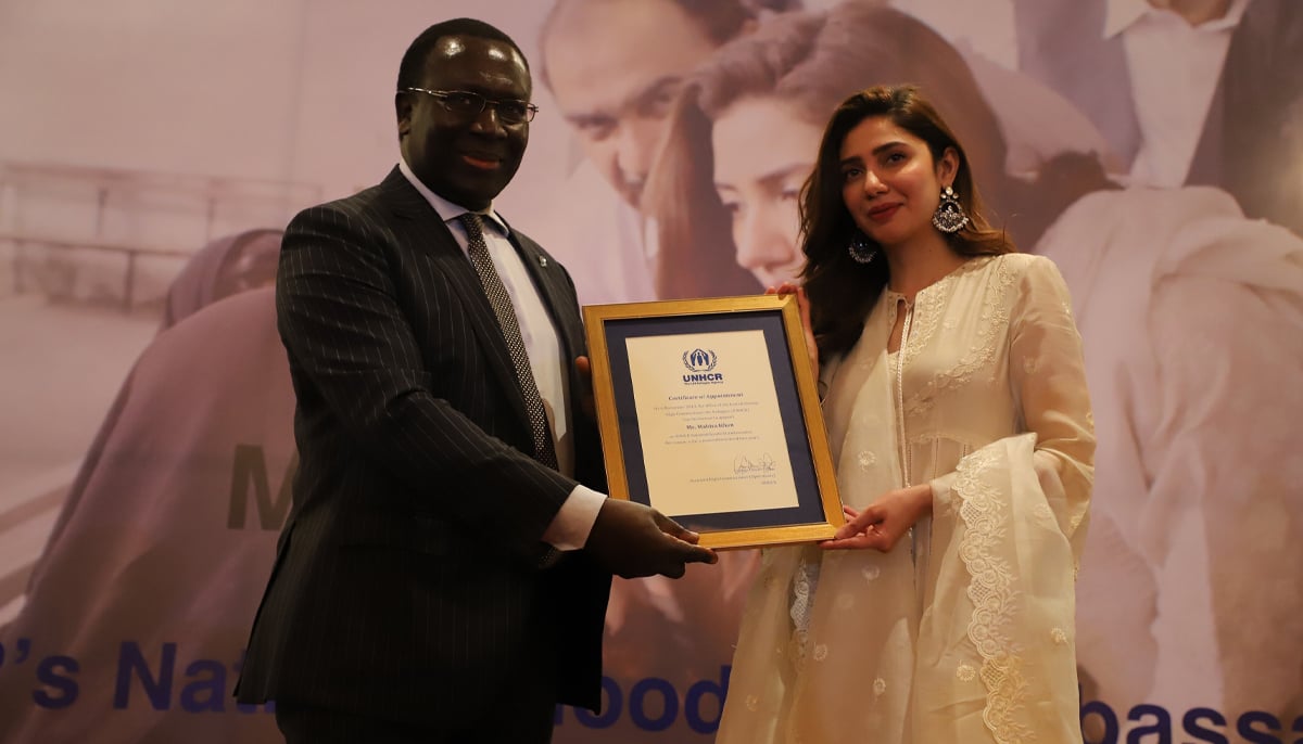 UNHCR Deputy High Commissioner for Operations George Okoth-Obbo presents a certificate of appointment to Mahira Khan as UNHCR National Goodwill Ambassador. — UNHCR/archive