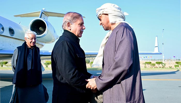 Prime Minister Shehbaz Sharif meets UAE President Sheikh Mohamed bin Zayed Al Nahyan at Rahim Yar Khan on January 5, 2025. – PID