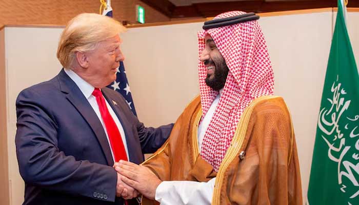 Saudi Arabias Príncipe Mohammed Bin Salman shakes hand with the president of the United States, Donald Trump, at the G20 leaders summit in Osaka, Japan, June 29, 2019. - Reuters