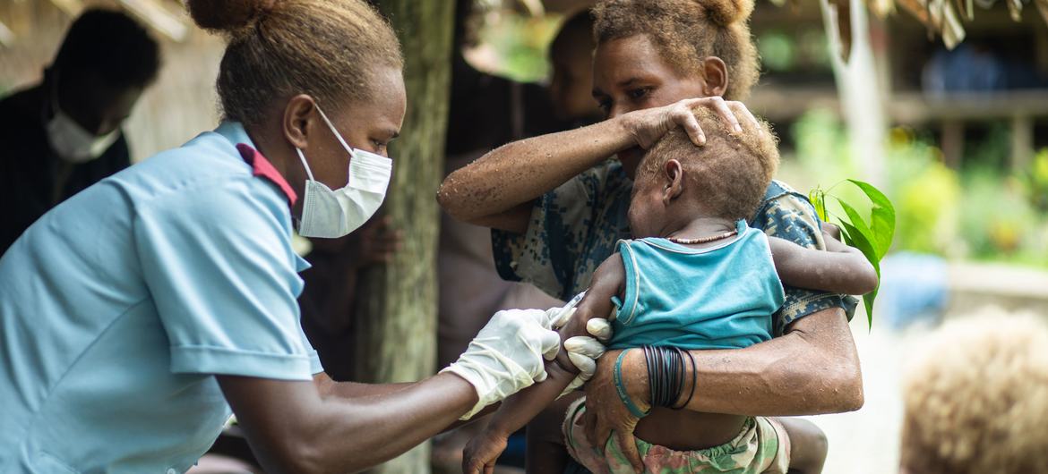Working in association with Gavi, governments and health authorities, UN agencies support vaccination campaigns in some of the most remote regions of writing. In the photo, a child receives a vaccine on the Solomon Islands in the Pacific. Working in association with Gavi, governments and health authorities, UN agencies support vaccination campaigns in some of the most remote regions of writing. In the photo, a child receives a vaccine on the Solomon Islands in the Pacific.