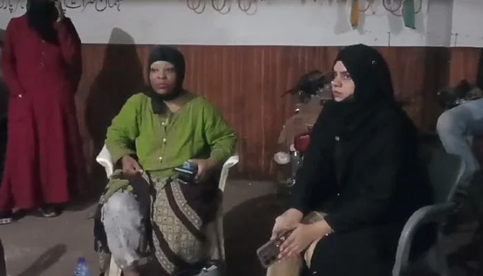 The 33 -year -old American woman, Onijah Andrew Robinson, who came to Karachi after falling in love with a Pakistani youth, can be seen sitting in the parking lot of an apartment in the area of the city of the garden. - PakGazette News