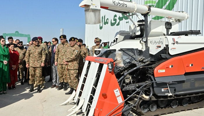 Coas Gen Also Munir, Punjab CM Maryam Nawaz Inspect agricultural machinery at the launching ceremony of the Pakistan Green Initiative in Cholistan on February 15, 2025. - PakGazette News