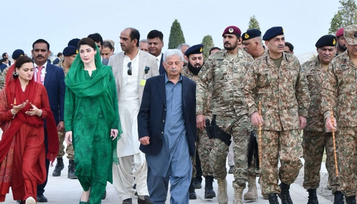 Coas General Also Munir (right) in the photo along with the CM of Punjab Maryam Nawaz, Federal Minister Rana Tanveer Hussain and Senior Provincial Minister Marrium Aurangzeb during the opening ceremony of the Pakistan Green initiative in Cholistan on February 15 of 2025.