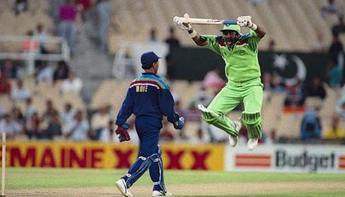 Javed Mitys mimics of Indian goalkeeper Kiran More during the 1992 World Cup match between India and Pakistan in Sydney. - X/ @Rohaamirr/ Archive