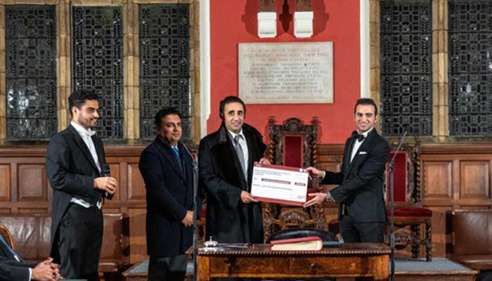 The president of the Peoples Party of Pakistan, Bilawal Bhutto-Zardari, receives memory as director of Lady Margaret Hall, University of Oxford, London, February 21, 2025.-Reporter