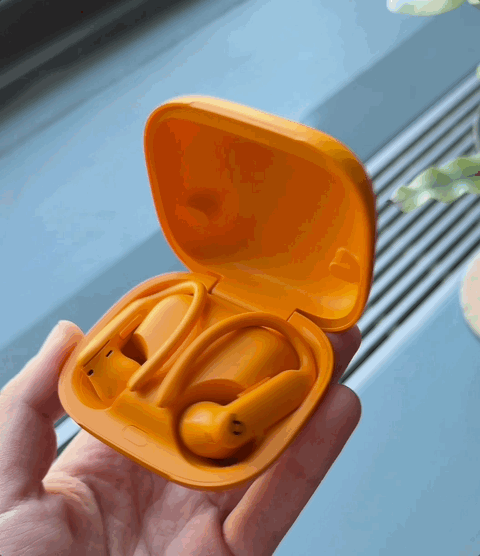 Close the Powerbeats Pro 2 (Electric Naray) case