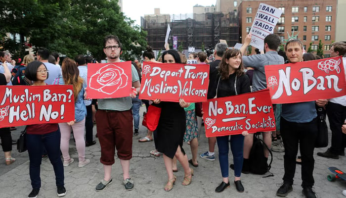 Protesters have signs against the president of the United States, Donald Trumps, the prohibition of limited trips, approved by the Supreme Court of the United States, in New York City, USA. UU., June 29, 2017. - Reuters