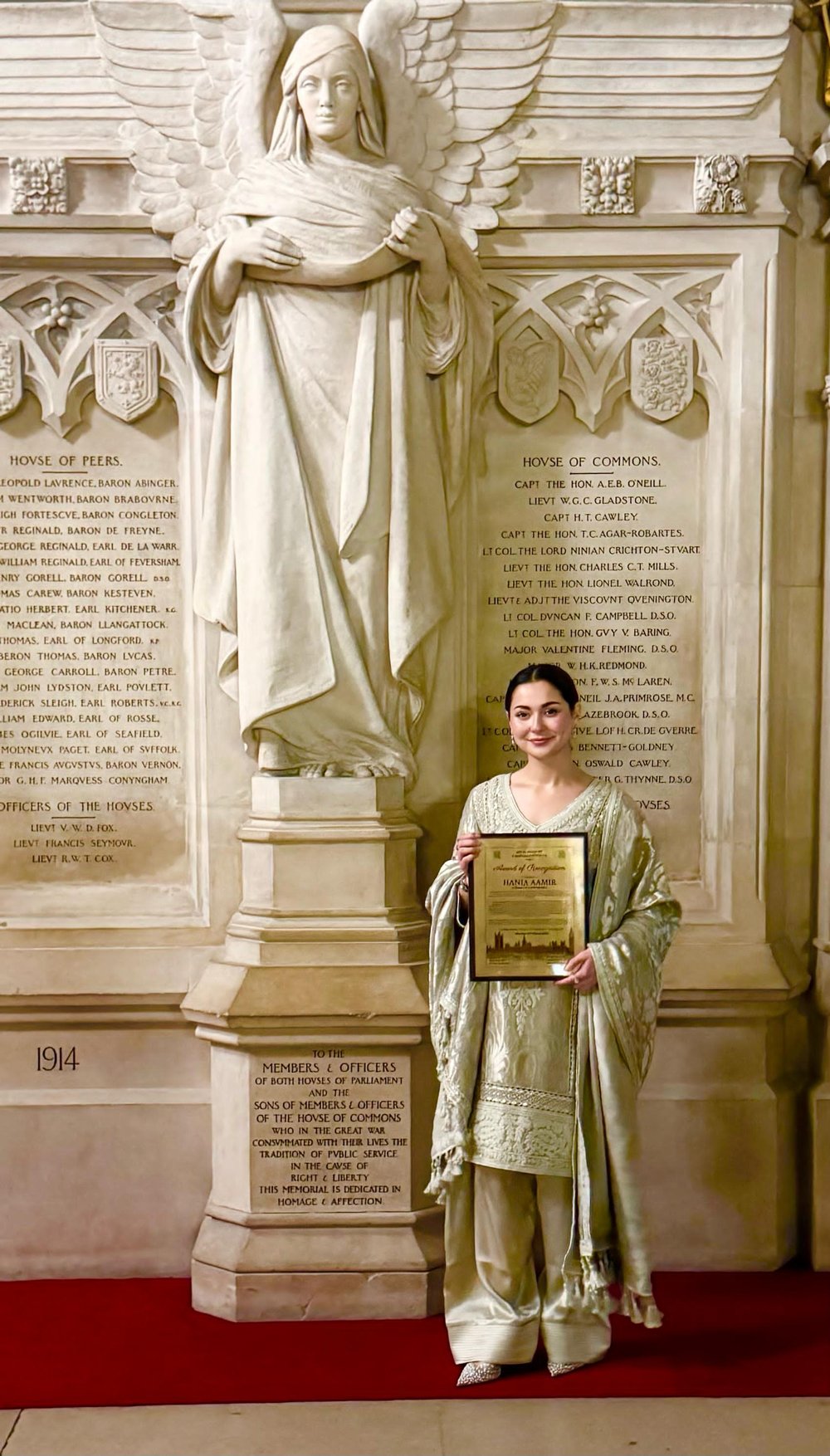 The acclaimed actress Hania Aamir poses with her prize in the Parliament of the United Kingdom. - Reporter