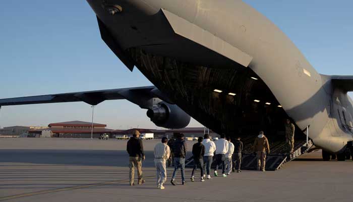 The United States Customs Security Agents Guide and border protection arrested migrants to board a C-17 Globemaster III aircraft of the US Air Force. UU. For a elimination flight in Fort Bliss, Texas, US