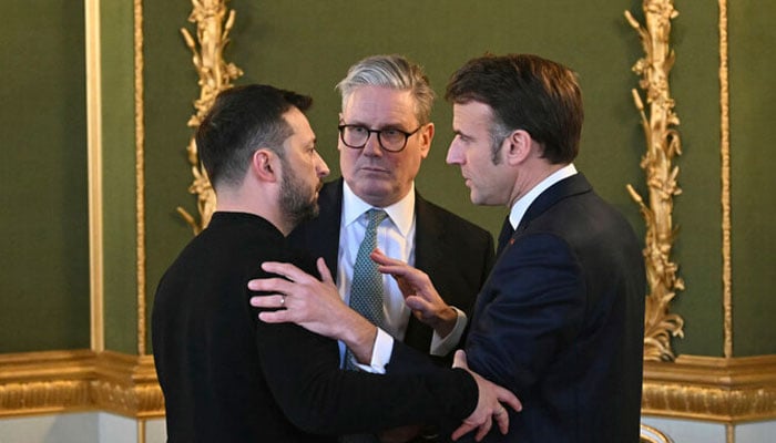 Britain Prime Minister Keir Starmer (Center), the president of Ukranes, Volodymyr Zelenskyy (left) and the president of French, Emmanuel Macron, meet during the top of European leaders to discuss Ukraine in Lancaster House, London, on March 2, 2025. - AFP.