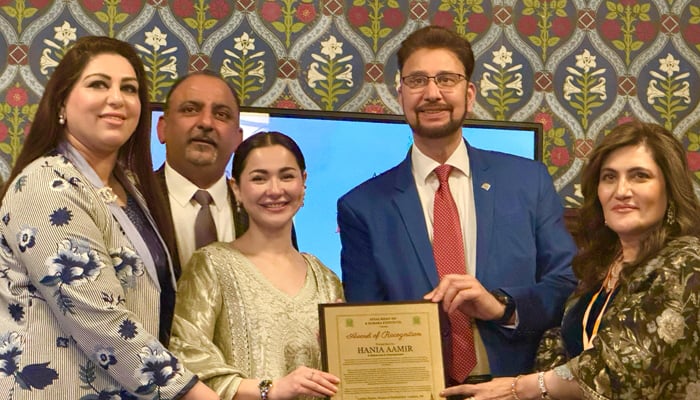 The acclaimed actress Hania Aamir (center) receives the prize during the ceremony in the United Kingdom Parliament. - Reporter