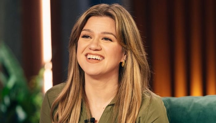 Kelly Clarkson worries after the cryptic message