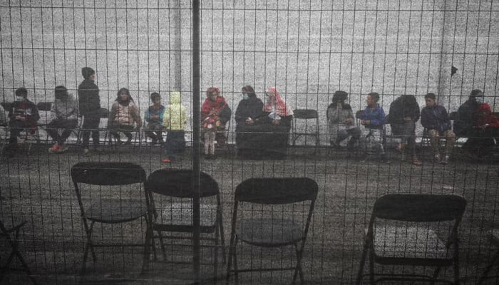 Afghan refugees refugees outside a distribution and donation center in Liberty Village at the McGuire-Dix-Lakehurst joint base in New Jersey, USA. UU., December 2, 2021.-Reuters