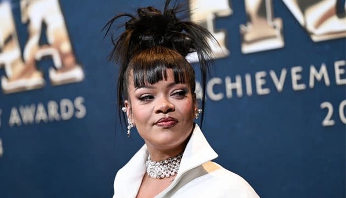 Rihanna celebrates the island's party in the midst of back shows of London canceled