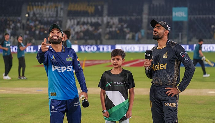 The captain of the Sultans of Finen, Mohammad Rizwan (left) turns the currency while Peshawar Zalmis Babar Azam (right) looks at the launch of his PSL 10 match at the Cricket stadium fine in fine on May 5, 2025.