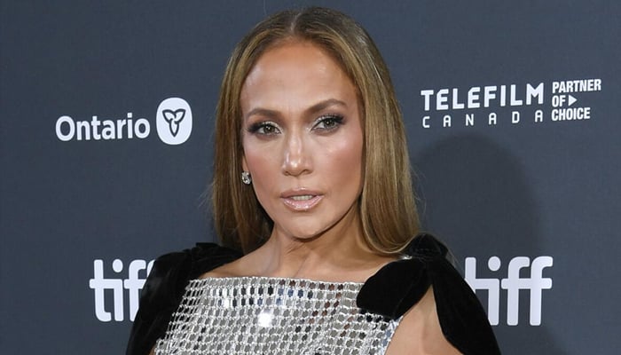 Jennifer Lopez Rocks, a look in spite of the nose injuries