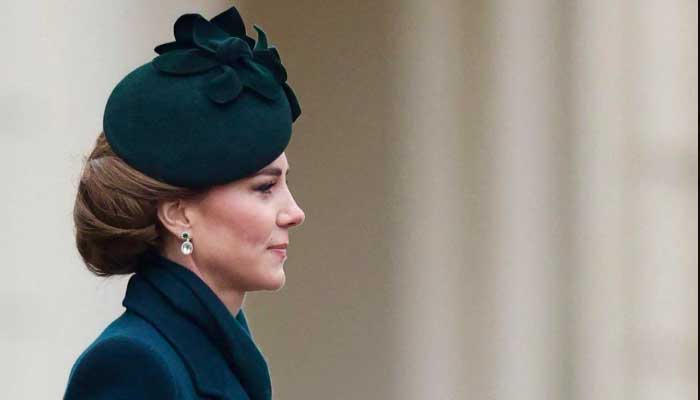 Kate Middleton stuns in Scotland while posing for a weird photo