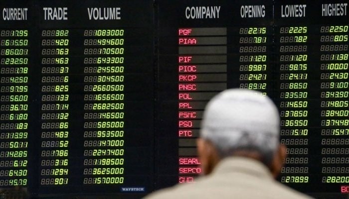 Pakistani merchants are under an electronic board that shows the prices of the actions in the Pakistani Stock Exchange (PSX). - INP/File