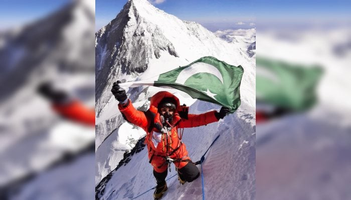 This image without date shows that the Pakistani mountaineer Naila Kiani lifted the national flag after inventing a peak. - Reporter