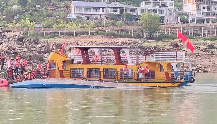 People carry out a search and rescue operation at the site where two passenger ships dumps in the city of Qianxi, province of Southwest Chinese Guizhou, May 4, 2025 - Xinhua