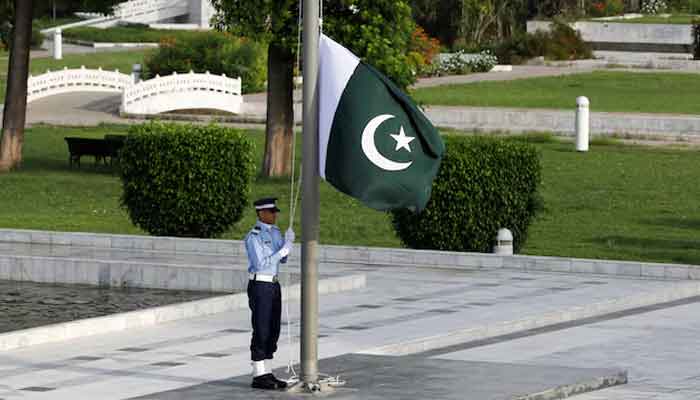 Member of the test flag of the Pakistan Air Force (PAF) in the Mausoleum of Muhammad Ali Jinnaah before the ceremonies of the defense day, or the day of the Pakistans Fallen, in Karachi, September 6, 2020.
