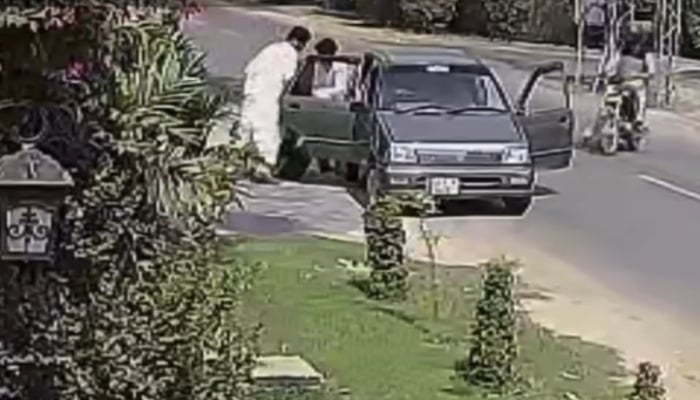 You can see the suspects dragging the victim Mahwish on the road on DHA, Lahore, on May 23, 2024. —Screengrab/CCTV/Reporter