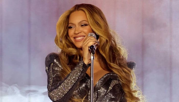 Photo: Beyonce supported by Jay Z, daughters in the midst of distressing times: Source