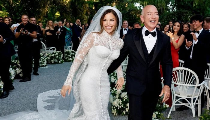 The founder of Amazon, Jeff Bezos, and the personality of the media Lauren Sánchez Bezos react on his wedding day in Venice, Italy, June 27, 2025 in this image obtained from social networks. - Reuters