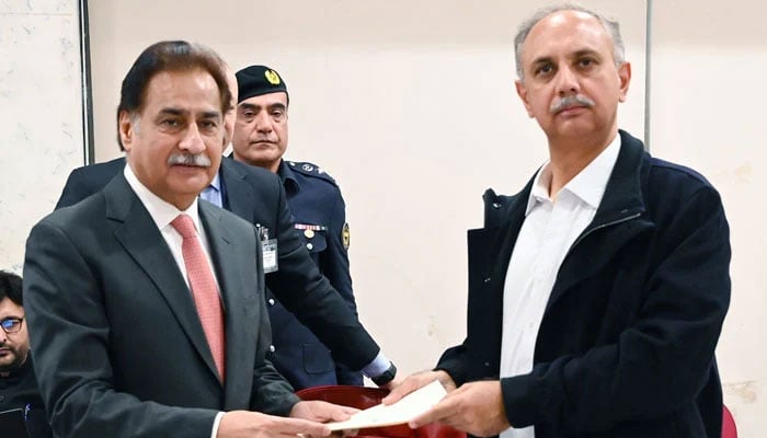 Ptis na The opposition leader, Omar Ayub, presents the demands written by the president of Na Ayaz Sadiq in Islamabad on January 16, 2025. - Facebook@sardarayazsadiq
