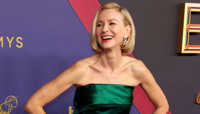 Naomi Watts makes fun of the children who rise on her in weird snap