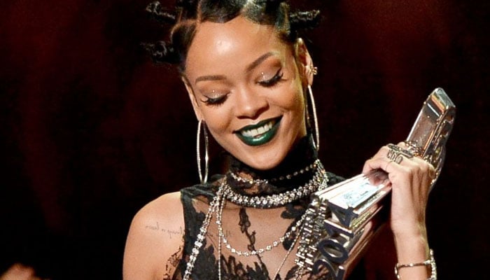 Rihanna on the moon after receiving an important prize