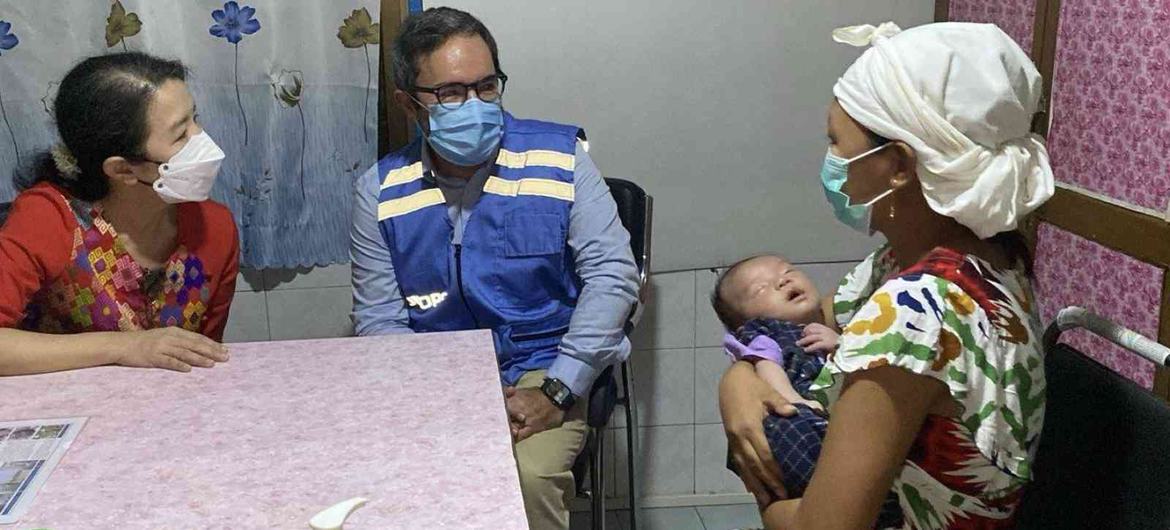 The Executive Director of the UNOPS, Jorge Moreira, Da Silva meets with a woman and her newborn son in a health clinic. The Executive Director of the UNOPS, Jorge Moreira, Da Silva meets with a woman and her newborn son in a health clinic.