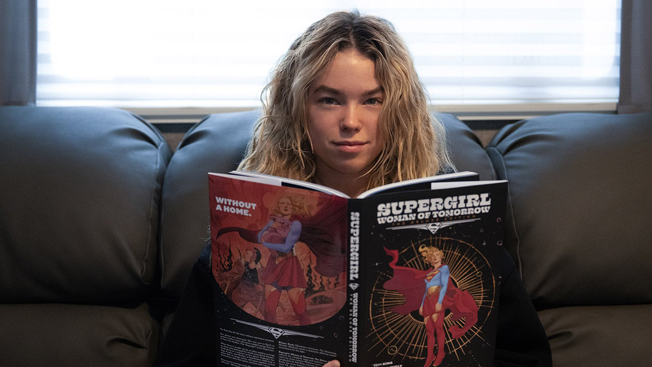 Milly Alcock reading The Supergirl: Mujer del Mañano Comic Book