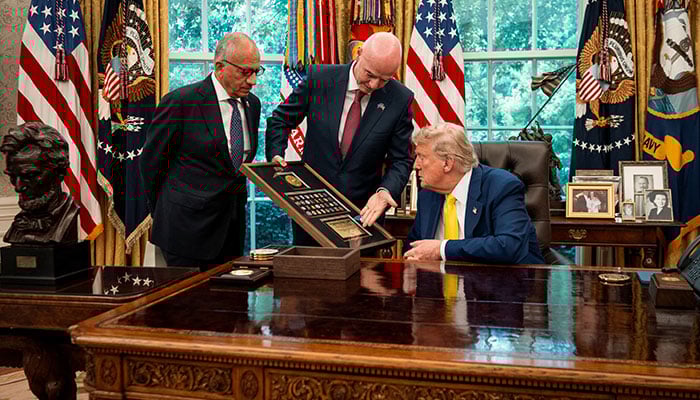 President Donald Trump speaks with FIFA president, Gianni Infantino, while meeting members of the Juventus Football Club at the Oval Office, Washington, DC, USA UU., June 18, 2025. - Reuters