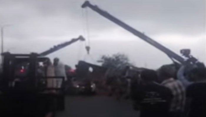 The cranes are lifted by the dump of the car in the Karachi Dright Road Road area on June 19, 2025. - PakGazette News/Screengrab