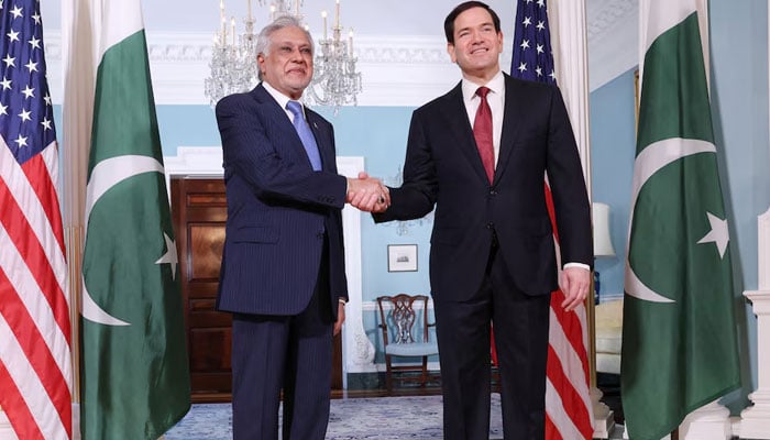The Secretary of State of the United States, Marco Rubio and the Vice Primer Minister Pakistani and the FM ISHAQ Dar gave their hands for the photographers gathered in the Washington State Department, DC, USA. UU., On July 25, 2025. - Reuters