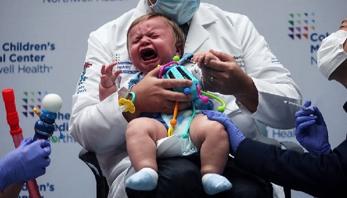 Oliver Harris, 9 months old, cries after receiving a vaccine against coronavirus disease (Covid-19) in Northwell Healths Cohen Childrens Medical Center in New Hyde Park, New York, USA. UU., June 22, 2022.