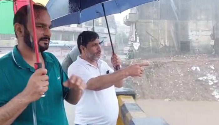 The officials monitor the water and water situation in Rawalpindis Nullah Leh in the midst of torrential rains on July 17, 2025. - Reporter