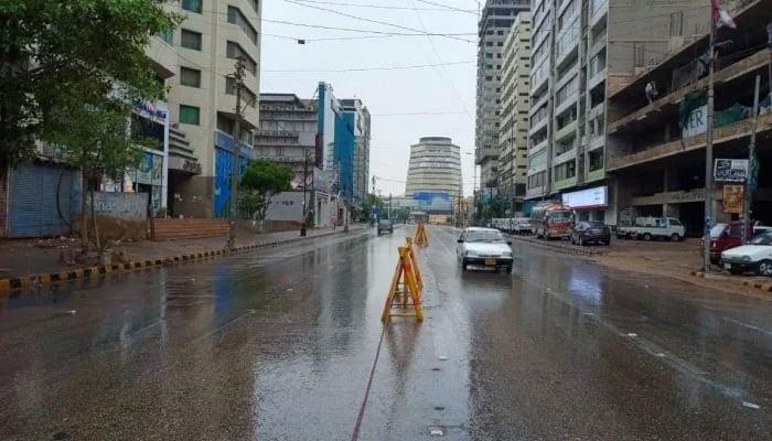 The image shows II Chundarigar Road in Karachi on April 14, 2024. - PakGazette.tv