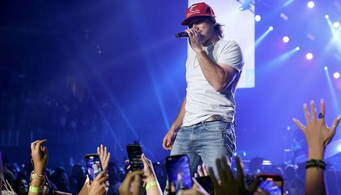 Morgan Wallen makes fun of the Coldplay viral couple in concert
