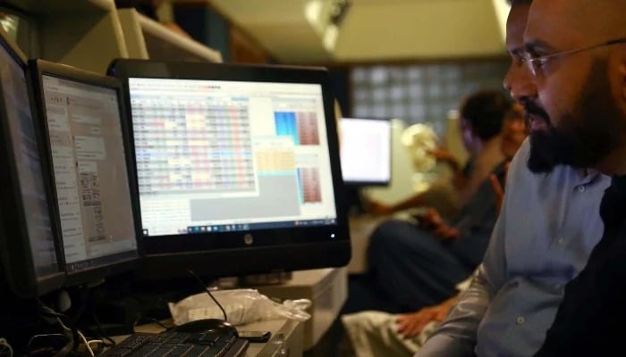 The runners are busy in the trade in the Pakistan Stock Exchange (PSX) in Karachi on Wednesday, November 27, 2024. - PPI