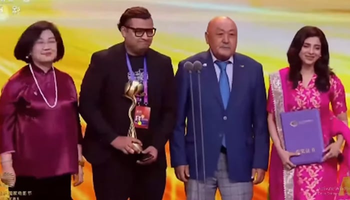 The director of Demak, Rafay Rashdi, and the main actor, Sonya Hussyn, receive the award at the Film Festival of the Shanghai Cooperation Organization (SCO) 2025. - Screengrab through Instagram@Rafayrashdi