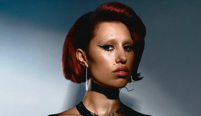 Photo: Raye confesses that toxic people are attached in an open festival concert