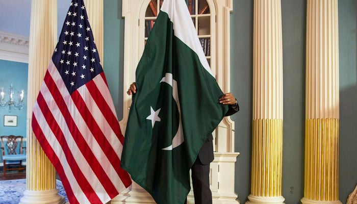 A state department contractor adjusts a national Pakistan flag in the Washington State Department, USA. - Reuters/Archive