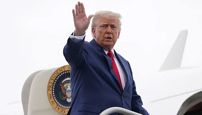 The president of the United States, Donald Trump, greets while adding the Air Force to leave for Hagerstown, Maryland, at the Morristown municipal airport in Morristown, New Jersey, USA. UU., June 8, 2025. - Reuters