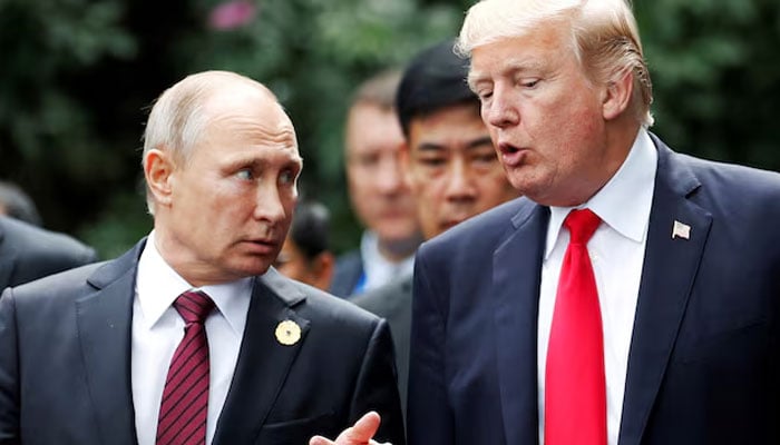 The president of the United States, Donald Trump, and the president of Russias, Vladimir Putin, speak during the family photo shoot at the APEC summit in Danang, Vietnam, November 11, 2017. - Reuters