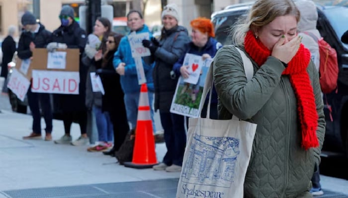 A member of the recently dismissed USAID staff reacts while leaving the job, during a shipment of former employees and followers of USAID outside the USAID offices in Washington, DC, USA. UU., February 21, 2025. - Reuters.