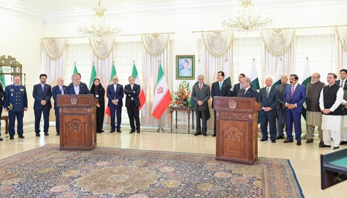 PM Shehbaz (right) and the president of Iran led a joint press conference in Islamabad on August 3. - Pid