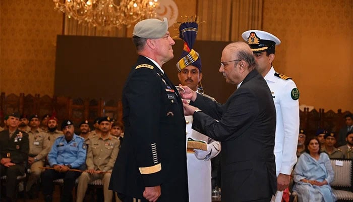 President Asif Ali Zardari confers Nishan-E-Imtiaz in the General Commander of the United States Central Command (USCENTCOM), Michael E Kurilla in Islamabad, on July 26, 2025.-ISPR