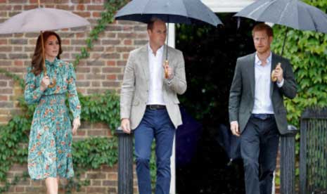 Before Meghan: How Harry was standing next to William and Kate in the rain